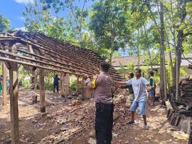 Kerja Bakti atau gotong-royong untuk membantu perbaikan rumah Bapak Ponidi