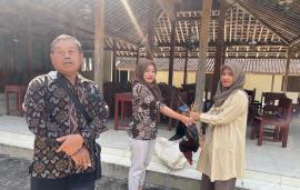 Penyerahan Indukan Ayam Kepada Masyarakat pada program GENTING