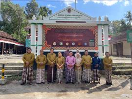 Pakaian Tradisional Jawa Yogyakarta Lengkap pada hari Kamis Pon di Kalurahan Getas